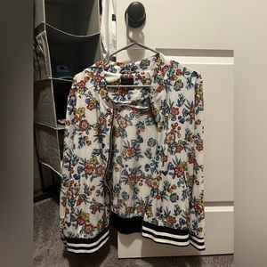 Floral silk jacket! Used. 2xL fits more like xL. Broken zipper!